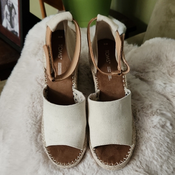 NWOB Toms Cream Tan Espadrille Shoes with Ankle Straps-Size 10 - Picture 2 of 5